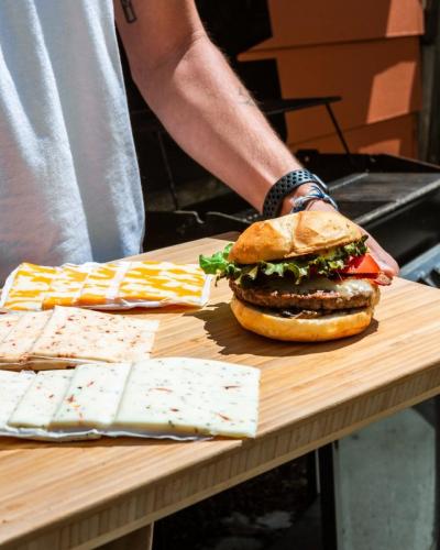 Photo montrant un hamburger servi sur un plateau lors d'un service de traiteur.